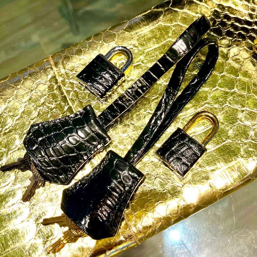 New Clouchette genuine crocodile with lock and 2 keys gold only